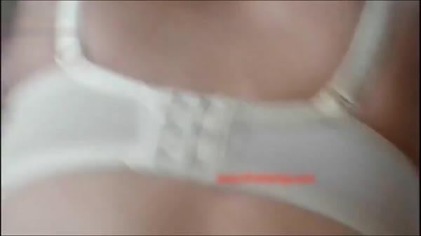 趁朋友出差约他性感漂亮的女友来家做客,期间不停挑逗终于就范,床上客厅不停爆操,女说：我有点不好意思.国语!